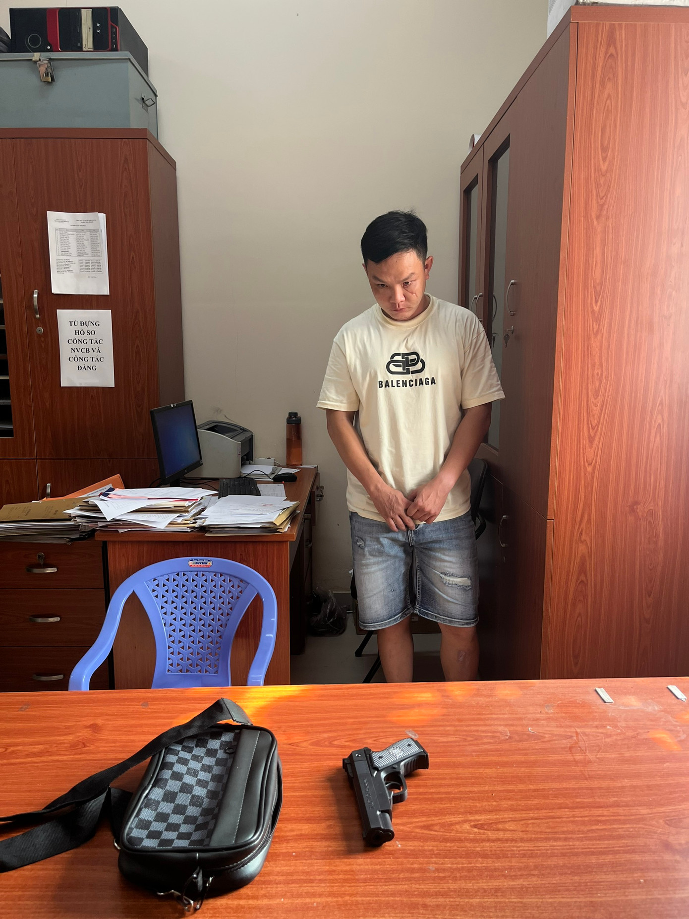 Đối tượng Hà Vỹ Toàn cùng khẩu súng nhựa dùng để gây án. Ảnh: Công an cung cấp Đối tượng Hà Vỹ Toàn cùng khẩu súng nhựa dùng để gây án. Ảnh: Công an cung cấp