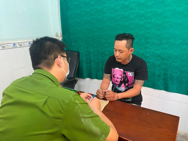 Lực lượng Công an lấy lời khai đối tượng Trương Minh Thiện. Ảnh: Công an TPHCM