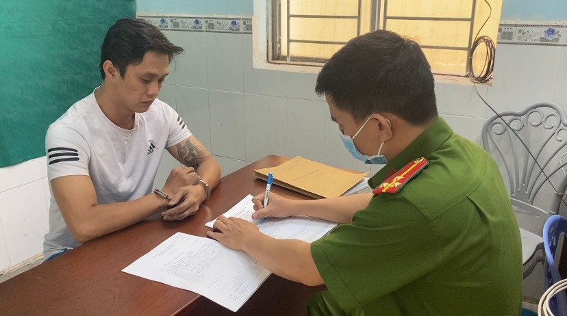 Lực lượng Công an lấy lời khai đối tượng Trương Vĩnh Xương. Ảnh: Công an TPHCM