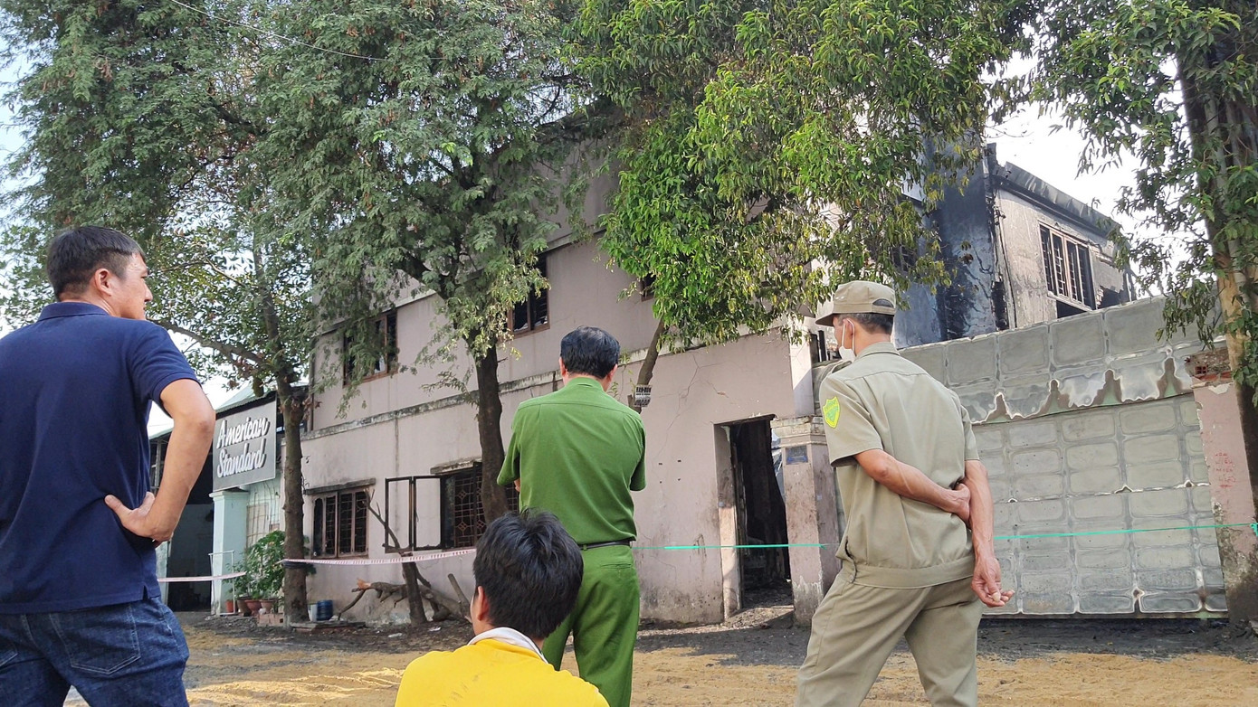 Đến 9h sáng 2/3, lực lượng chức năng vẫn tiếp tục phong tỏa hiện trường vụ cháy.