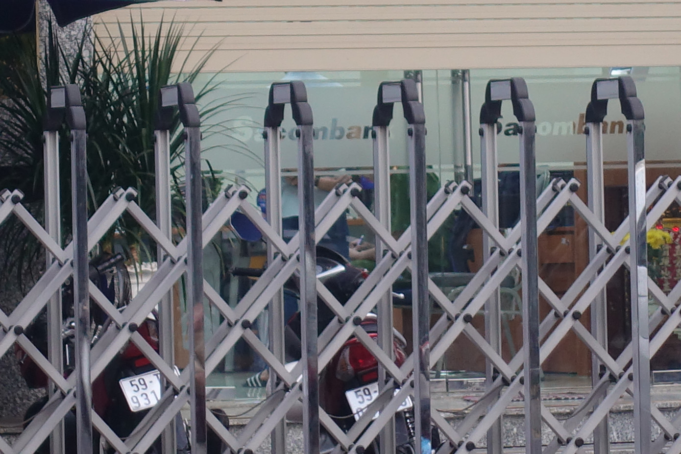 Đến chiều tối cùng ngày, lực lượng chức năng vẫn đang tiếp tục làm việc bên trong ngân hàng.