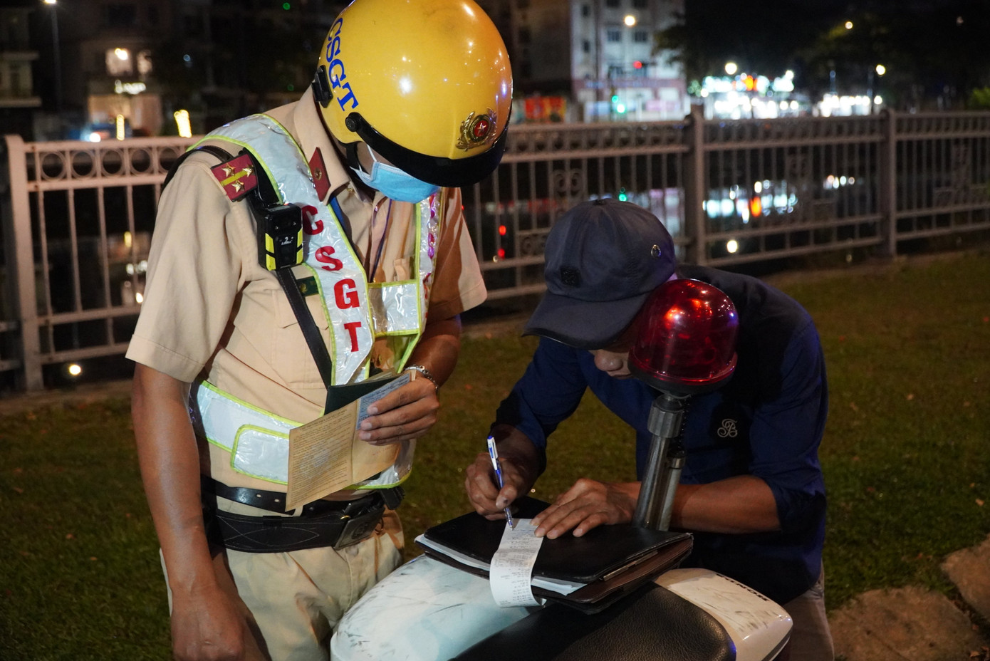 Tài xế Minh cho biết mình nhận chở số hàng trên với giá 2,5 triệu từ trung tâm thành phố đi cầu Rạch Chiếc (TP Thủ Đức). Theo tài xế Minh, trước khi xuất phát, anh không tiến hành cân nên cũng không biết số hàng trên vượt quá tải trọng cho phép. Ảnh: CTV Tài xế Minh cho biết mình nhận chở số hàng trên với giá 2,5 triệu từ trung tâm thành phố đi cầu Rạch Chiếc (TP Thủ Đức). Theo tài xế Minh, trước khi xuất phát, anh không tiến hành cân nên cũng không biết số hàng trên vượt quá tải trọng cho phép. Ảnh: CTV