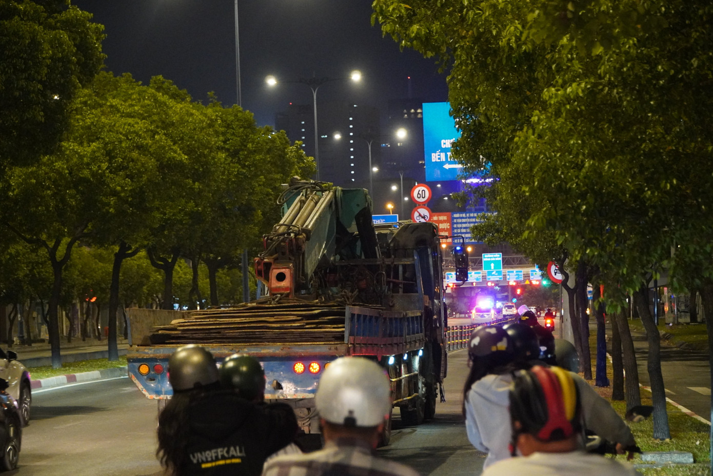 Khuya ngày 7, rạng sáng ngày 8/3, tổ chuyên đề thuộc Đội CSGT Bến Thành đã tổ chức tuần tra trên tuyến đường Võ Văn Kiệt (quận 1). Khoảng 0h ngày 8/3, lực lượng chức năng phát hiện xe ôtô tải mang BKS 51D - 653.58 có dấu hiệu nghi vấn. Khuya ngày 7, rạng sáng ngày 8/3, tổ chuyên đề thuộc Đội CSGT Bến Thành đã tổ chức tuần tra trên tuyến đường Võ Văn Kiệt (quận 1). Khoảng 0h ngày 8/3, lực lượng chức năng phát hiện xe ôtô tải mang BKS 51D - 653.58 có dấu hiệu nghi vấn.