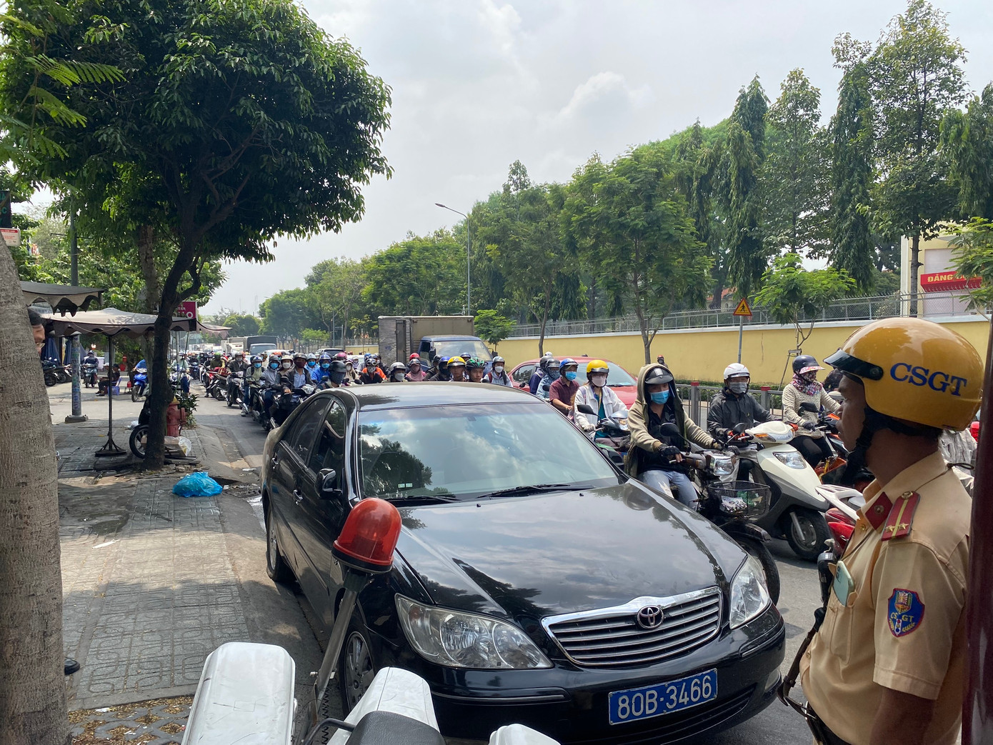 Lực lượng chức năng ở bên ngoài trụ sở công ty F88. Lực lượng chức năng ở bên ngoài trụ sở công ty F88.