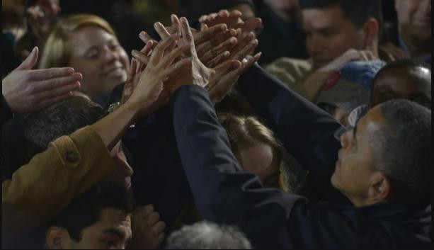 Những người ủng hộ Đảng Dân chủ nắm tay ông Obama trong chiến dịch tranh cử cuối tuần qua 