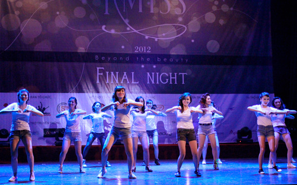 Thi tài trong đêm chung kết là 14 thí sinh. Mở đầu đêm thi, các thí sinh có màn nhảy sôi động