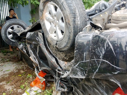 Chiếc ôtô Toyota Fortuner sau khi gây ra tai nạn bị bẹp dúm, thành đống sắt vụn