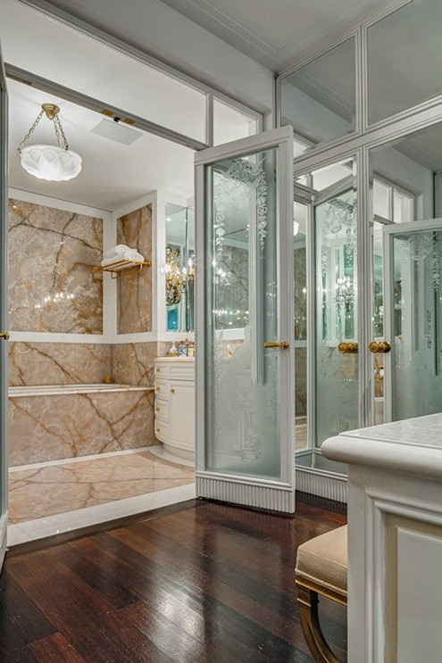 Thậm chí là phòng tắm riêng cho nam và nữ