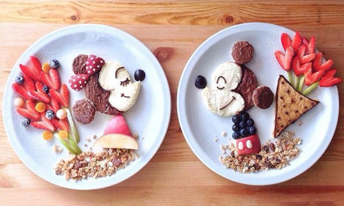 Mickey tặng quà cho bạn gái