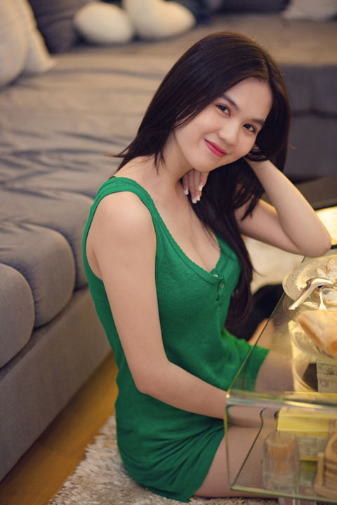 Ngọc Trinh đẹp hút hồn trong những bộ đầm sexy, bắt mắt.