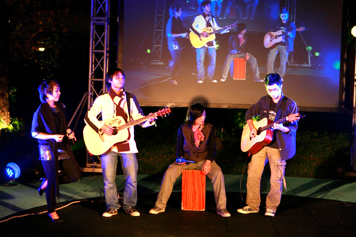 Ca sĩ Thái Thùy Linh phiêu cùng ban nhạc tại đêm thời trang