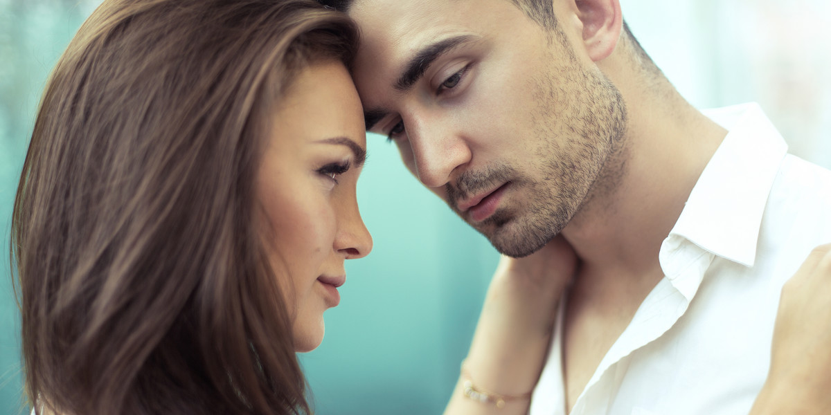 Chàng tiếc nuối quá khứ nhút nhát, rụt rè; nàng đau khổ vì quá khứ từng có thời gian làm bạn với mày râu xoàng xĩnh.