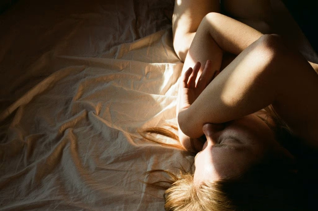 Chứng cuồng dâm và nghiện tình dục là những thuật ngữ khác nhau được sử dụng để mô tả hành vi tình dục cưỡng bức.