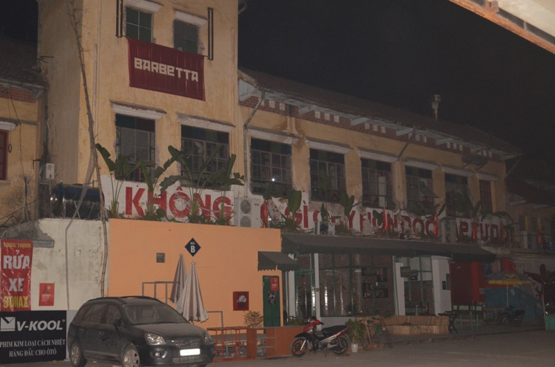 Các chủ cửa hàng đều mong muốn được cấp lại điện, nước để trông coi đồ đạc trước khi dọn đi