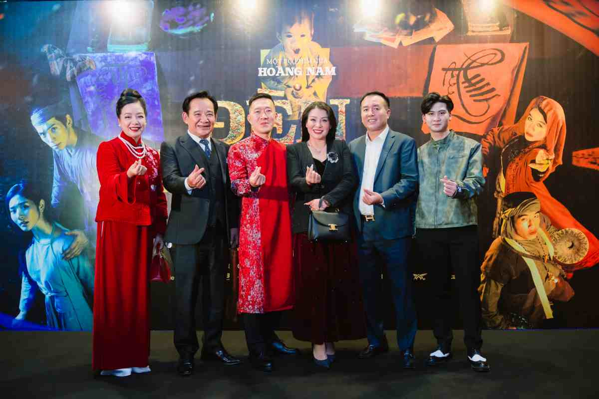 Ê kíp Đèn âm hồn trong buổi ra mắt tại Hà Nội.