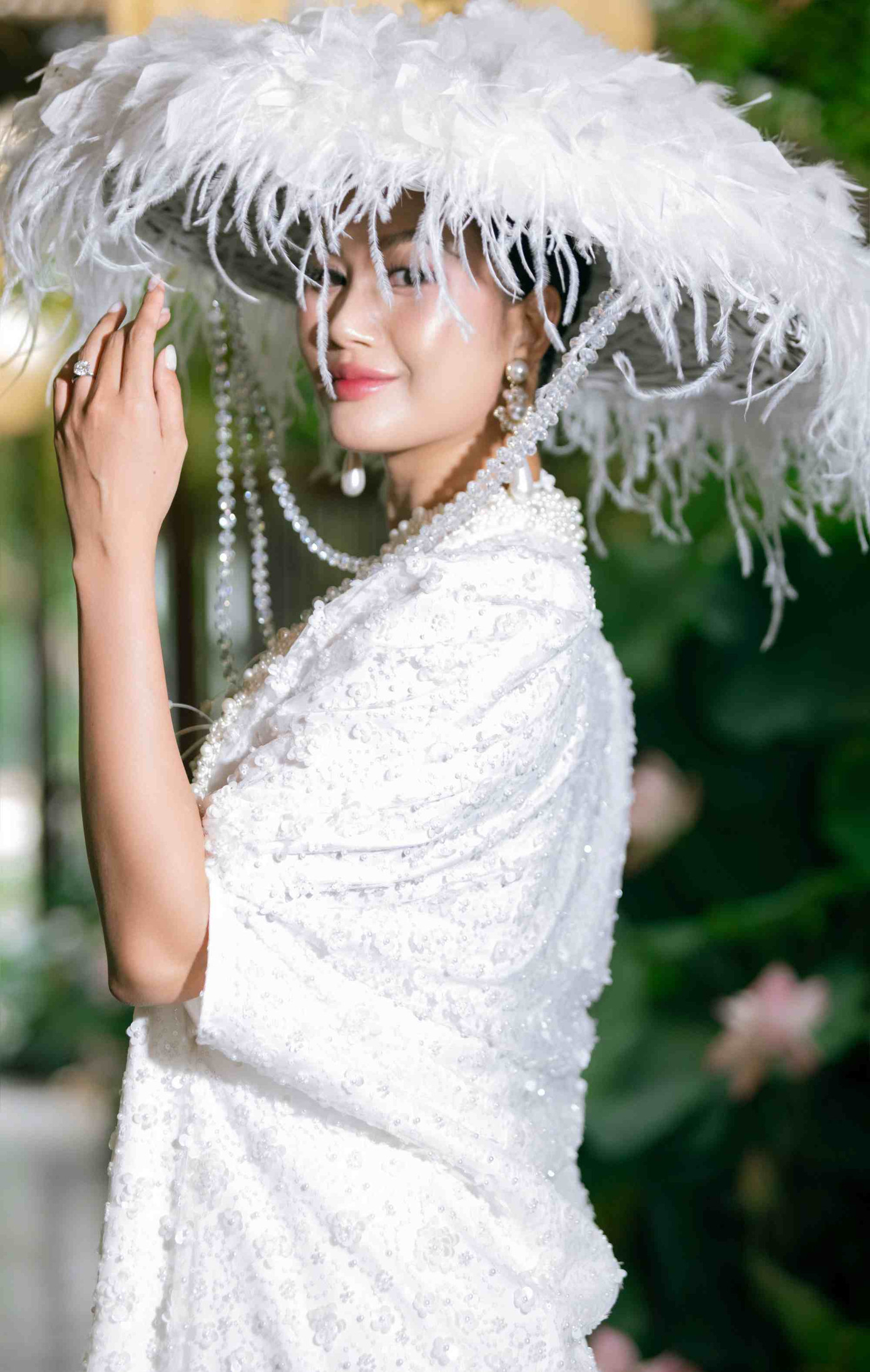 Á hậu Hoàn vũ Hương Ly gây ấn tượng bởi vẻ đẹp sắc sảo, bí ẩn.