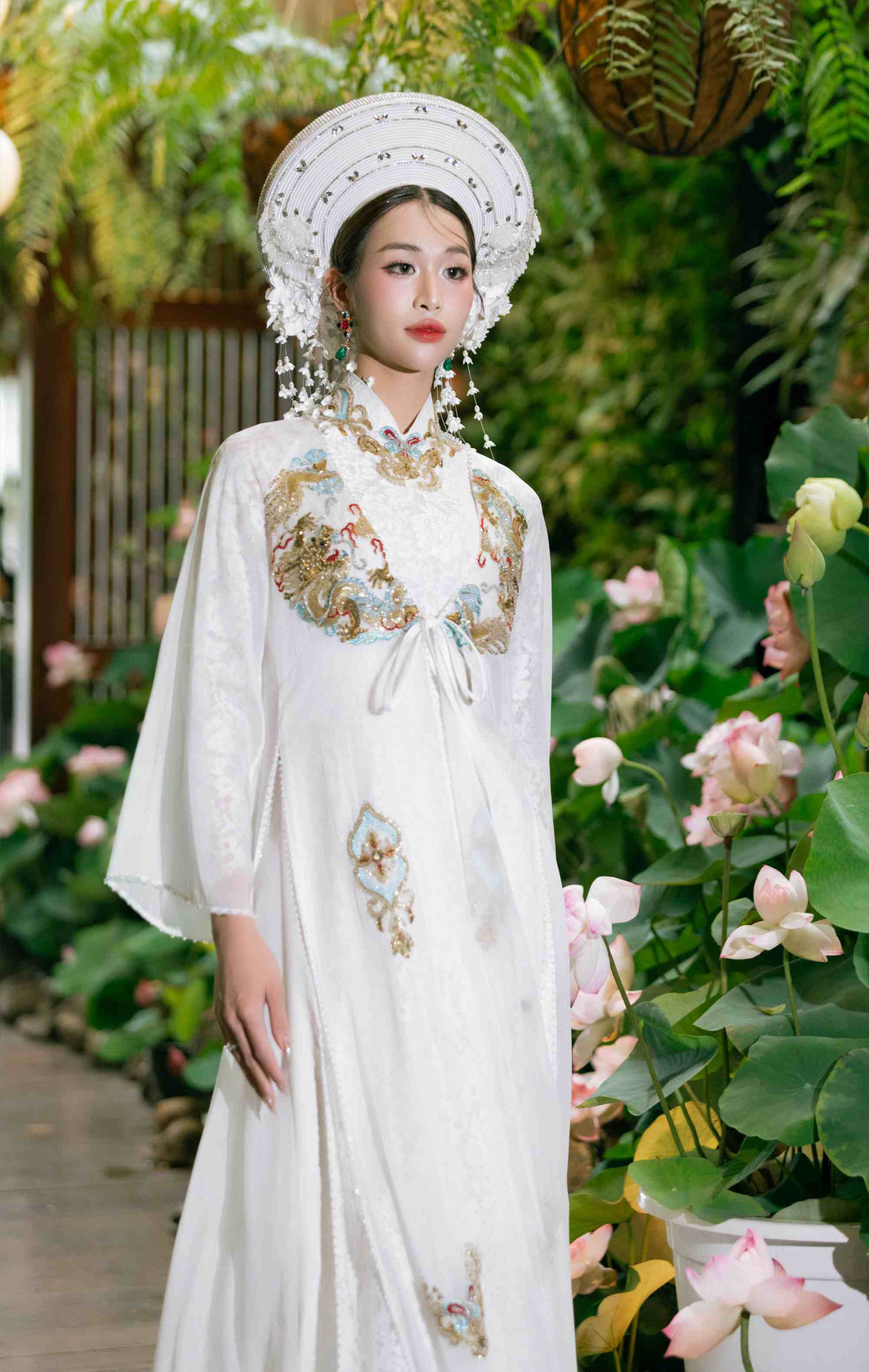 Á hậu Minh Anh cao 1m80 thu hút mọi ánh nhìn của khán giả.