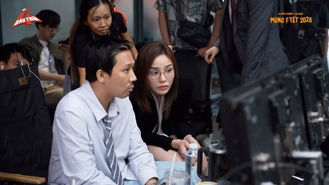 Kỳ Duyên hồi hộp xem lại phân cảnh diễn trên phim trường.