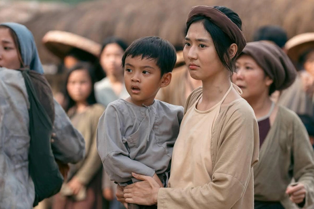 Đèn âm hồn bất ngờ chiếm vị trí đầu bảng doanh thu phòng vé Việt. (Theo Boxoffice Vietnam)