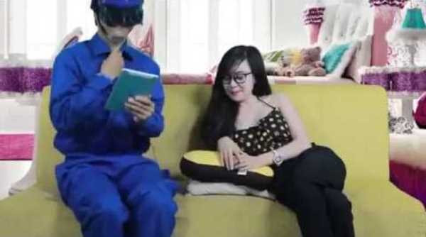 Trong khi đó Bà Tưng tự nhận mình đến trái đất để mang nền văn minh thả rông cho đàn ông cô đơn khi được vlogger Thợ cả đặt câu hỏi 