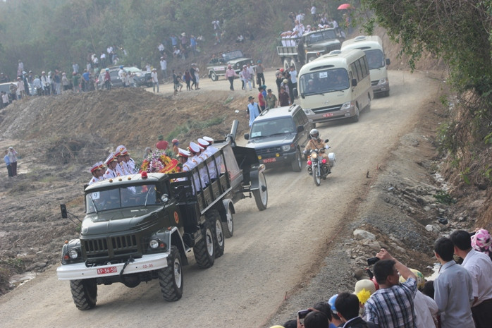 Khoảng 15h20, Đoàn linh xa rước linh cữu Đại tướng vào đến nơi an táng Vũng Chùa - Đảo Yến, thuộc huyện Quảng Trạch (Quảng Bình)