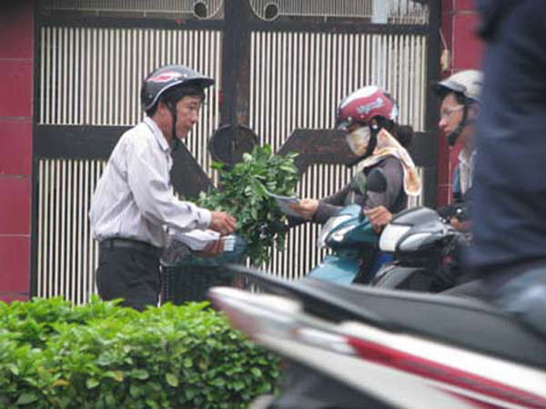 Phát sách quảng cáo về Phòng khám Đông y Hiện Đại cho người dân ở Thủ Dầu Một, Bình Dương