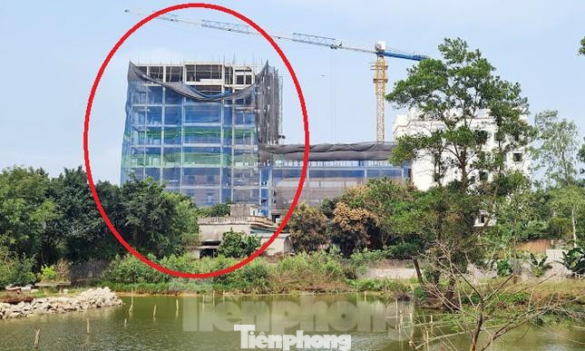 Sở Tài nguyên Môi trường Hà Nội khẳng định việc các hộ gia đình, cá nhân đã có hành vi tự ý chuyển mục đích sử dụng đất sang đất phi nông nghiệp trước năm 2014 ở Đồi Vua (xã Sơn Đông) nhưng thị xã Sơn Tây lại đề xuất cho phép chuyển mục đích sử dụng đất là chưa chính xác. Ảnh: Dù chỉ được cấp phép xây nhà trên đất ở nhưng chủ đầu tư công trình ở thôn Đồi Vua (xã Sơn Đông, thị xã Sơn Tây, Hà Nội) ngang nhiên xây thêm công trình có quy mô khủng cao 9 tầng (phần khoanh đỏ - PV) trên đất trồng cây lâu năm.