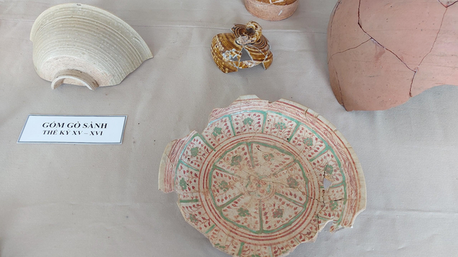 Nhiều đồ gốm cổ có xuất xứ đa dạng được tìm thấy tại Vòng Thành Đá Trắng. Ảnh: PL