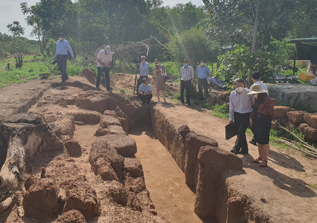 Di chỉ Vòng Thành Đá Trắng. Ảnh: M.Hưng