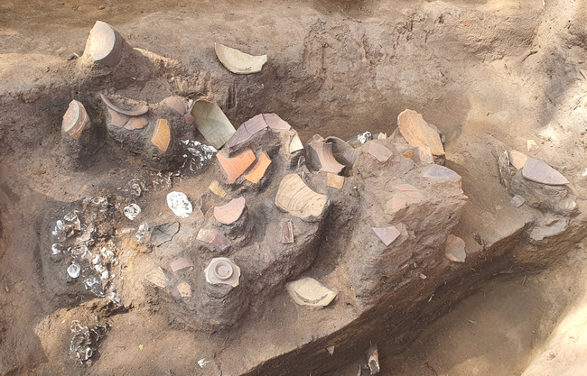 Tìm thấy nhiều mảnh vỡ gốm sứ... ở Vòng Thành Đá Trắng. Ảnh: M.Hưng