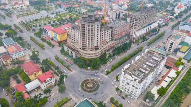 Sau nhiều năm triển khai đến nay Dự án Trung tâm thương mại Hồng Kông, khách sạn, căn hộ để bán và căn hộ cho thuê tại phường Đông Ngàn (TP Từ Sơn) vẫn chưa xây dựng xong, nhiều hạng mục bỏ hoang gây lãng phí, nhếch nhác bộ mặt đô thị. Ảnh: VOV. Sau nhiều năm triển khai đến nay Dự án Trung tâm thương mại Hồng Kông, khách sạn, căn hộ để bán và căn hộ cho thuê tại phường Đông Ngàn (TP Từ Sơn) vẫn chưa xây dựng xong, nhiều hạng mục bỏ hoang gây lãng phí, nhếch nhác bộ mặt đô thị. Ảnh: VOV.