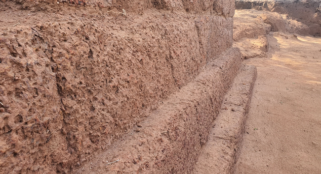 Tường thành xây bằng đá ong ở Vòng Thành Đá Trắng. Ảnh: M.Hưng