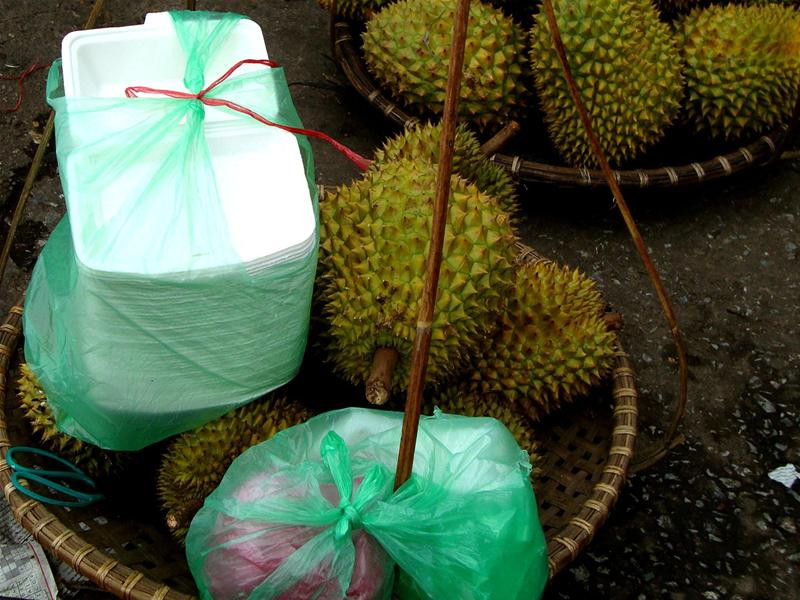 Hộp xốp còn được dùng để đựng sầu riêng đã bóc vỏ cho khách mua. Ảnh Minh Đức