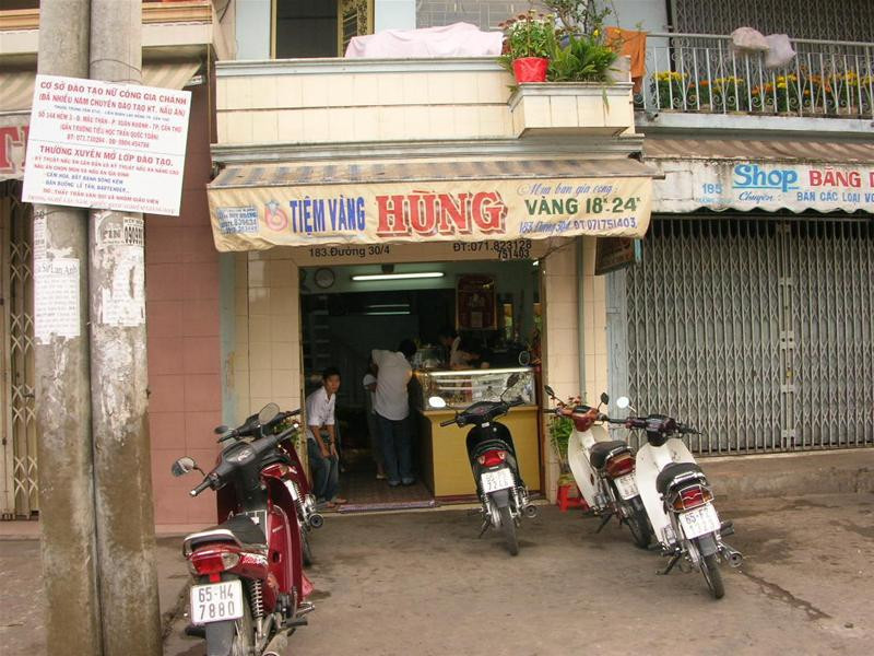 Tiệm vàng Hùng gần chợ Xuân Khánh.
