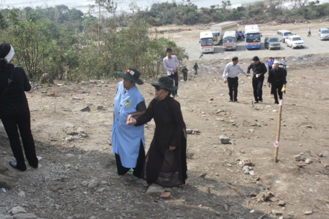 Hai cụ già dắt tay nhau vượt dốc lên viếng mộ Đại tướng. Thời tiết hôm nay tại Vũng Chùa - Đảo Yến vẫn có nắng