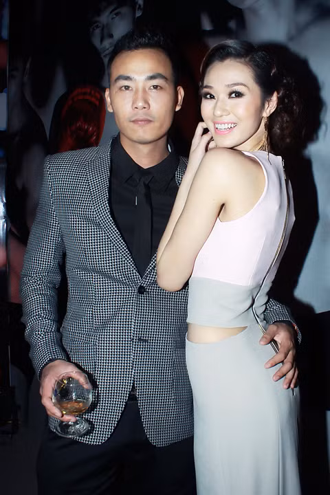 Hai người mẫu luôn quấn quýt không rời nửa bước