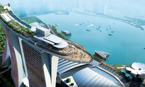 Sands SkyPark, Singapore có thể coi là một “ốc đảo nhiệt đới” với diện tích hơn 12.000 m2, ngự trên đỉnh ba tòa tháp khách sạn tại Marina Bay Sands. Nhà hàng và quán bar ở đây hướng thẳng ra Biển Đông và vịnh Marina, hứa hẹn sẽ mang đến những trải nghiệm tuyệt vời cho thực khách