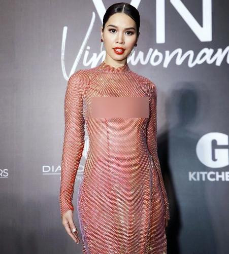 Bộ trang phục bị chỉ trích của siêu mẫu Hà Anh trong đêm Chung kết. Bộ trang phục bị chỉ trích của siêu mẫu Hà Anh trong đêm Chung kết.