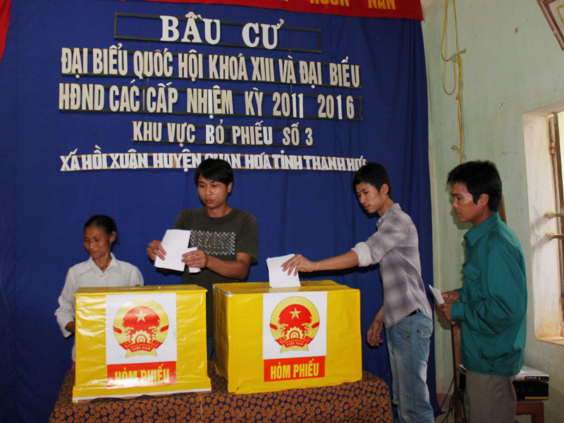 Cử tri xã Hồi Xuân (huyện Quan Hoá, Thanh Hoá) đi bầu cử. Ảnh: Hoàng Lam