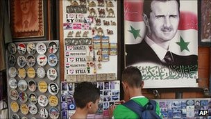 Các biểu ngữ chống lại tổng thống Assad có mặt ở khắp nơi. Ảnh: AP 