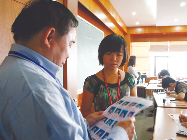 Thứ trưởng Bùi Văn Ga kiểm tra một phòng thi tại Hà Nội trong kỳ thi ĐH-CĐ 2012 đợt 1 Ảnh: Hồng Vĩnh