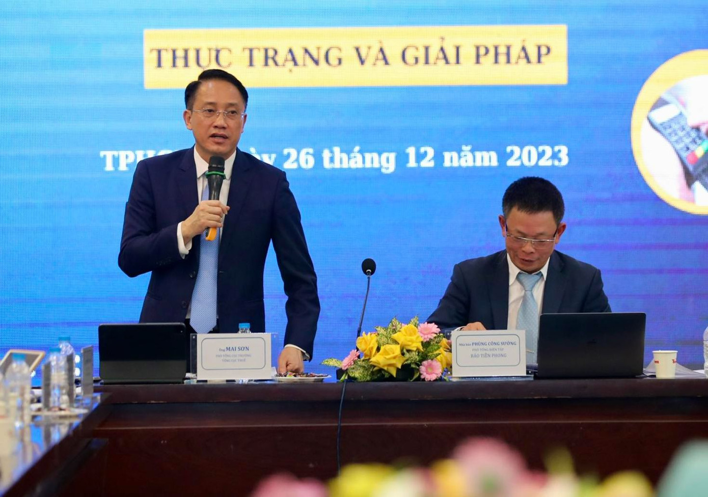 Ông Mai Sơn - Phó Tổng Cục trưởng Tổng cục Thuế - trả lời những thắc mắc của doanh nghiệp.