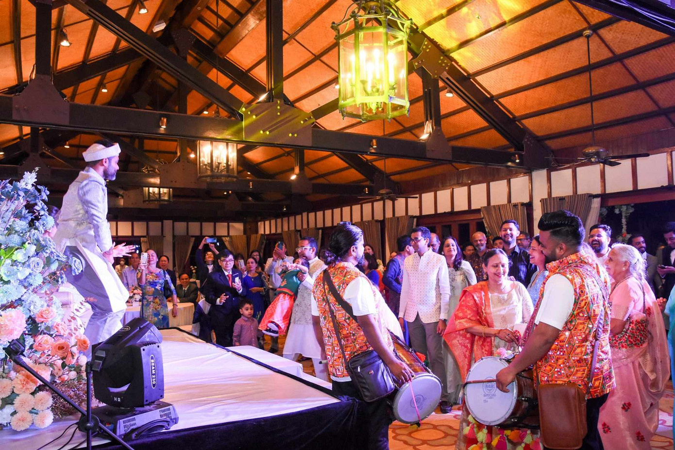 Khách Ấn Độ vui chơi, ca hát tại một đám cưới ở Đà Nẵng.