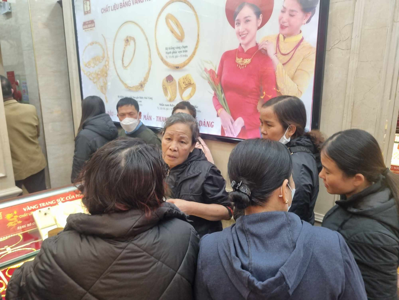 Hình ảnh xếp hàng mua vàng trưa 26/12 trên phố Trần Nhân Tông (ảnh: Ngọc Mai).