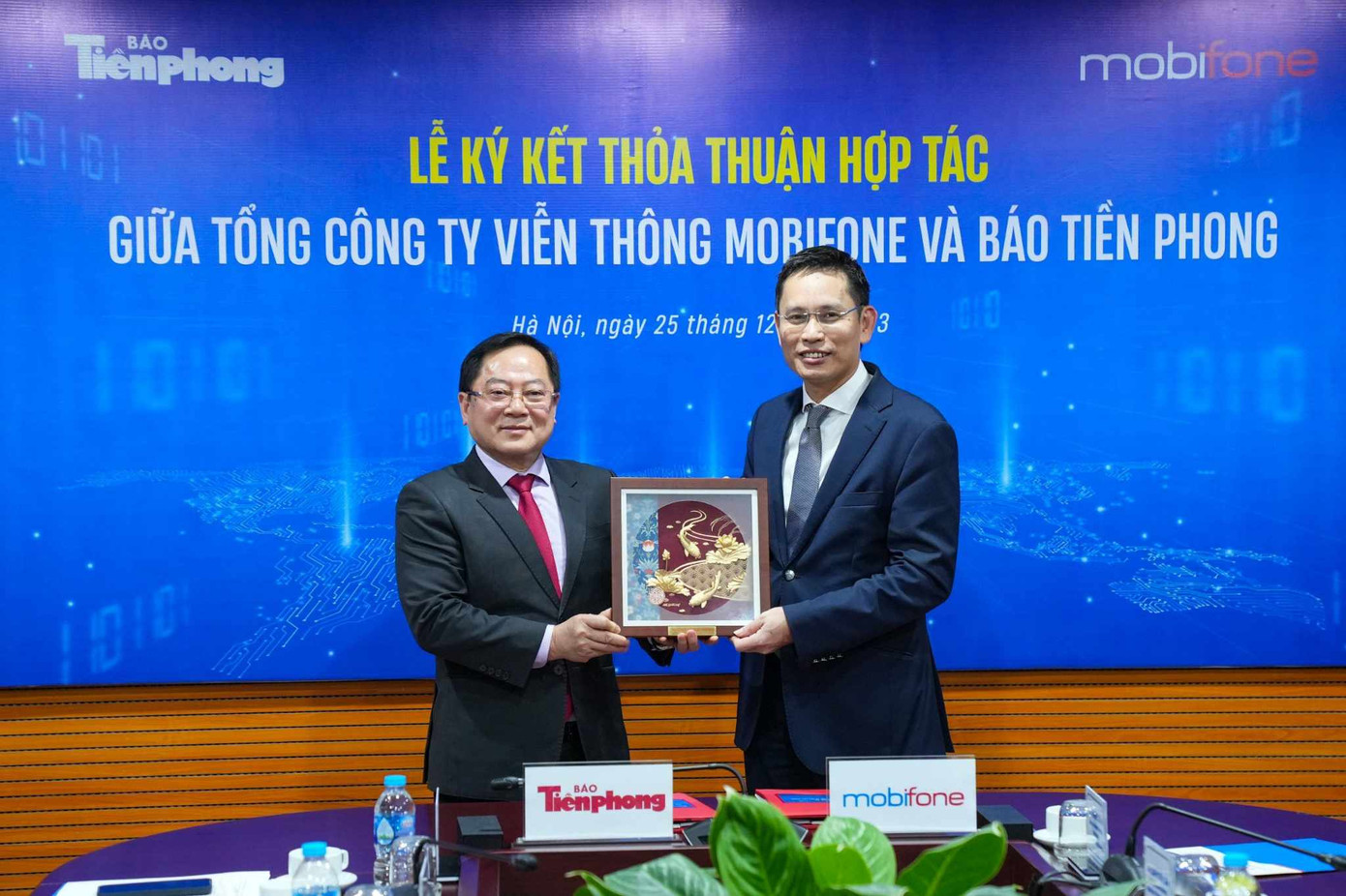 Lãnh đạo 2 đơn vị tặng quà lưu niệm. Ảnh: Duy Phạm.