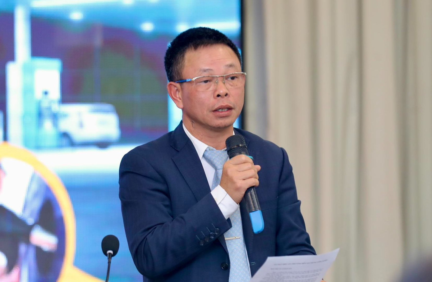 Nhà báo Phùng Công Sưởng - Phó Tổng Biên tập Báo Tiền Phong.