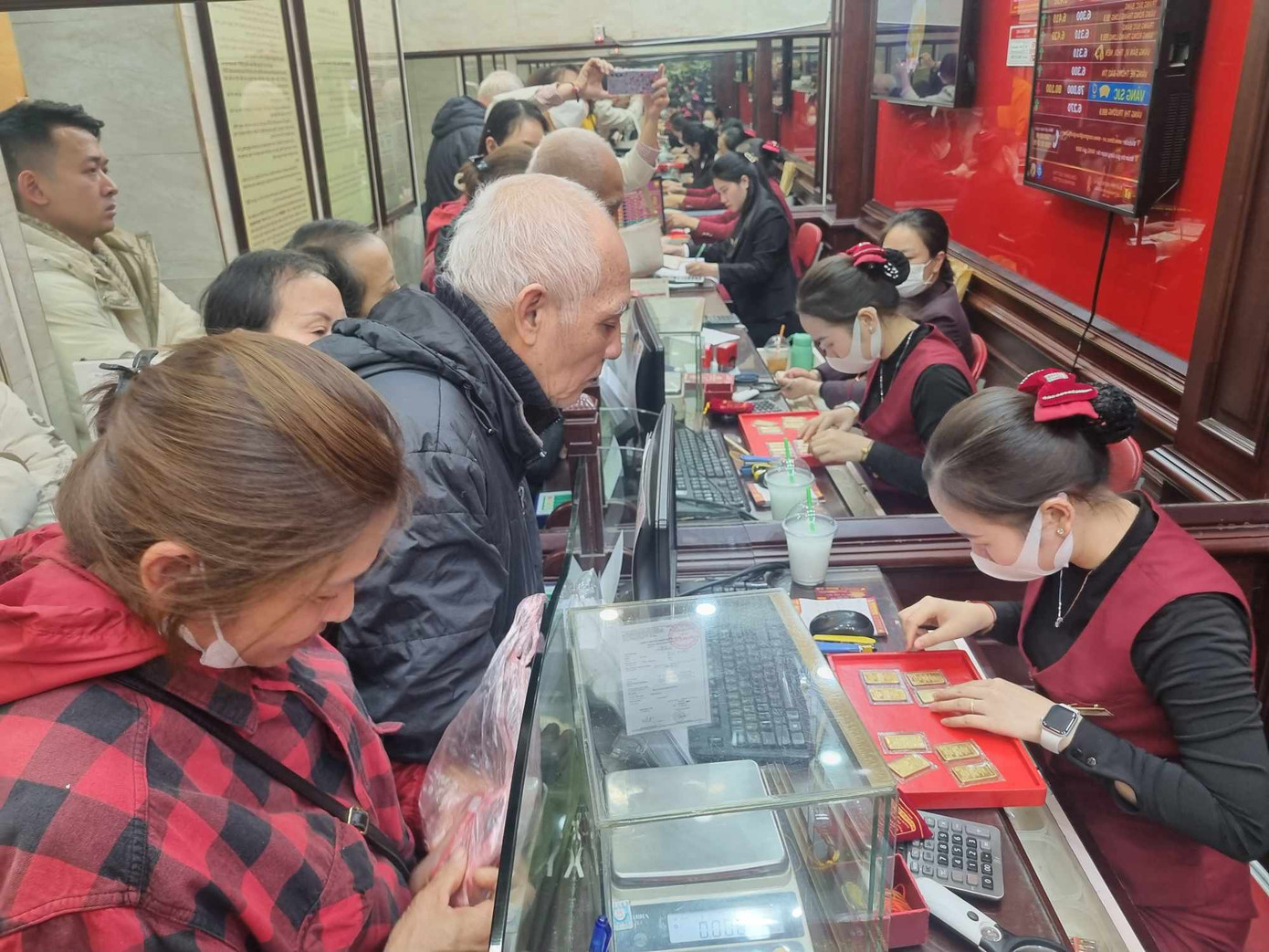 Nhiều người đổ đi mua vàng khi giá tăng mạnh (ảnh: Ngọc Mai).