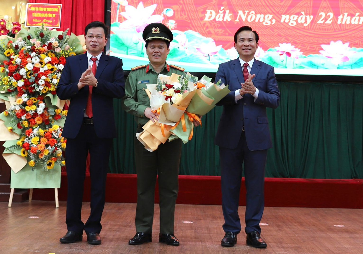 Lãnh đạo tỉnh Đắk Nông tặng hoa chúc mừng Đại tá Bùi Quang Thanh.