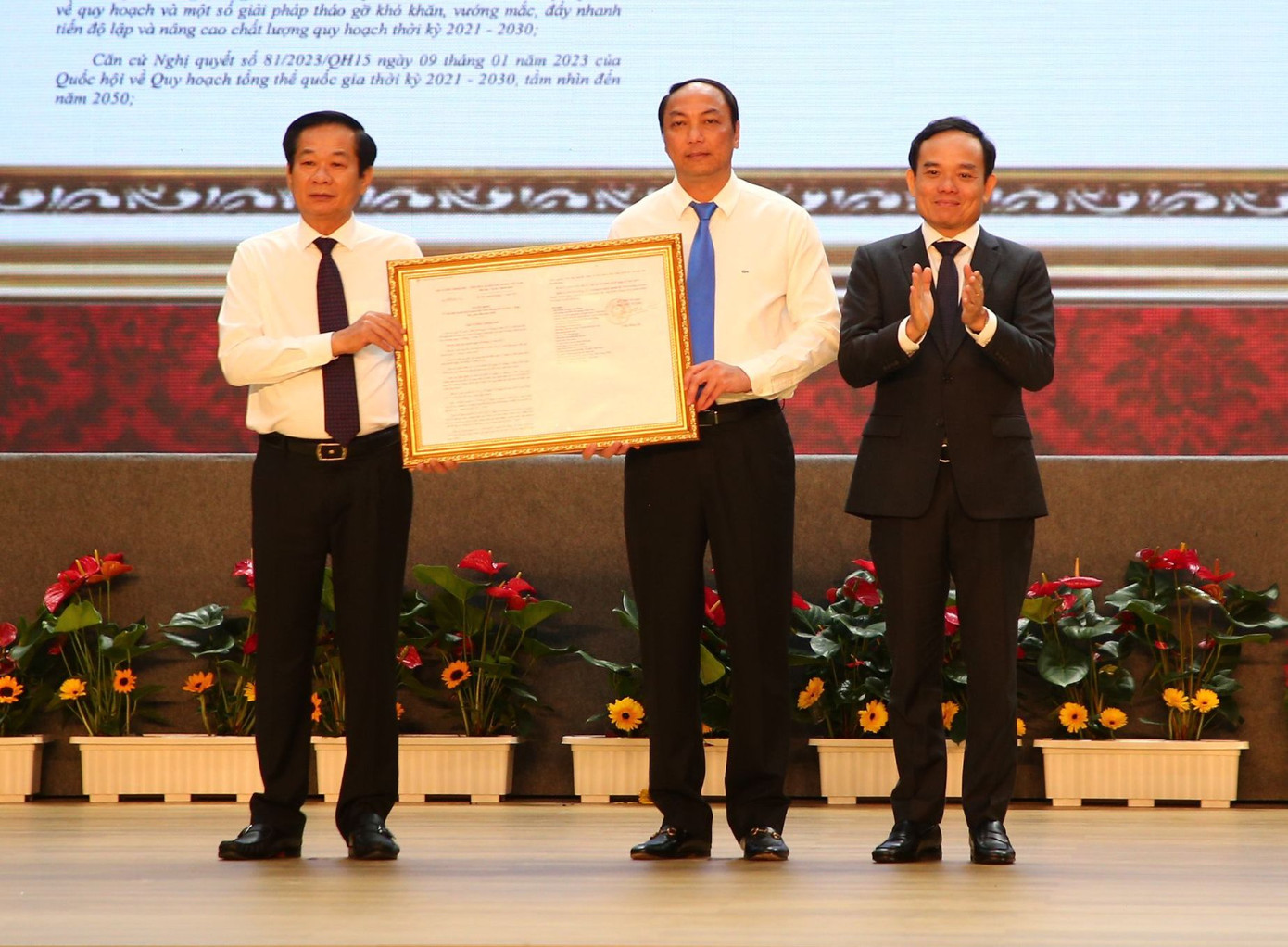 Phó Thủ tướng Trần Lưu Quang trao quyết định của Thủ tướng Chính phủ phê duyệt Quy hoạch tỉnh Kiên Giang thời kỳ 2021-2030, tầm nhìn đến năm 2050 cho lãnh đạo Kiên Giang.