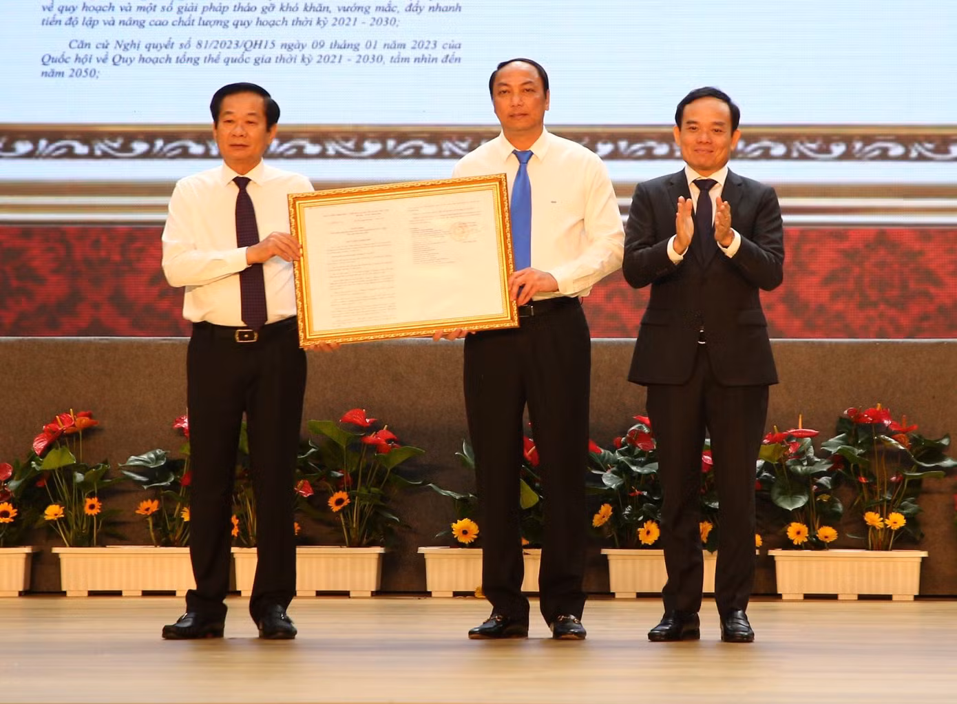 Phó Thủ tướng Trần Lưu Quang trao quyết định của Thủ tướng Chính phủ phê duyệt Quy hoạch tỉnh Kiên Giang thời kỳ 2021-2030, tầm nhìn đến năm 2050 cho lãnh đạo Kiên Giang.